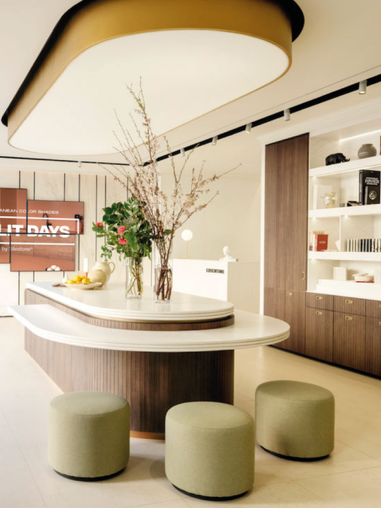 RDC du showroom parisien de Cosentino. La grande table sert d'accueil et de matériauthèque pour les architectes d'intérieur et designers. Des revêtements créent pour les murs, les sols, l'agencement, le design.