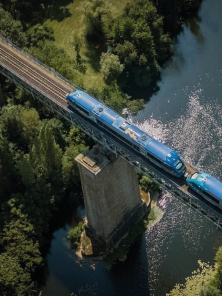 TER - TGV - SNCF - Rail - Train - Train à grande vitesse - Voyager en train - Photo vue du ciel